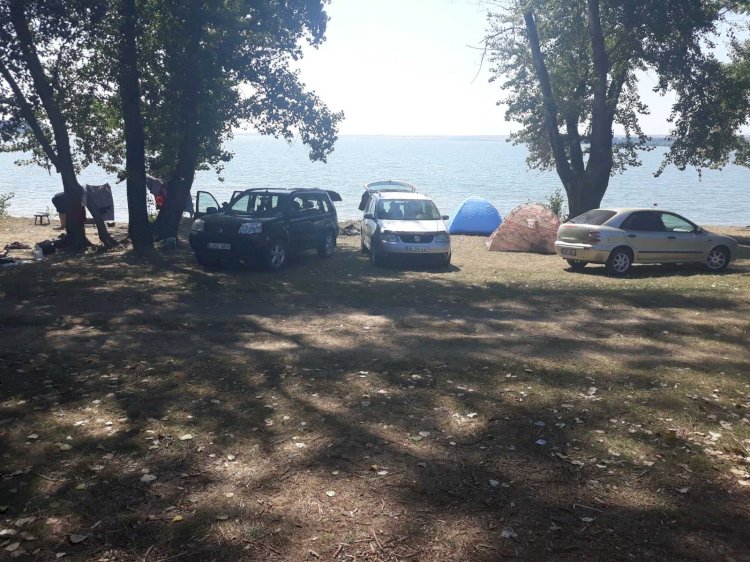 Kilometri de gunoaie pe malul lacului Costești-Stânca